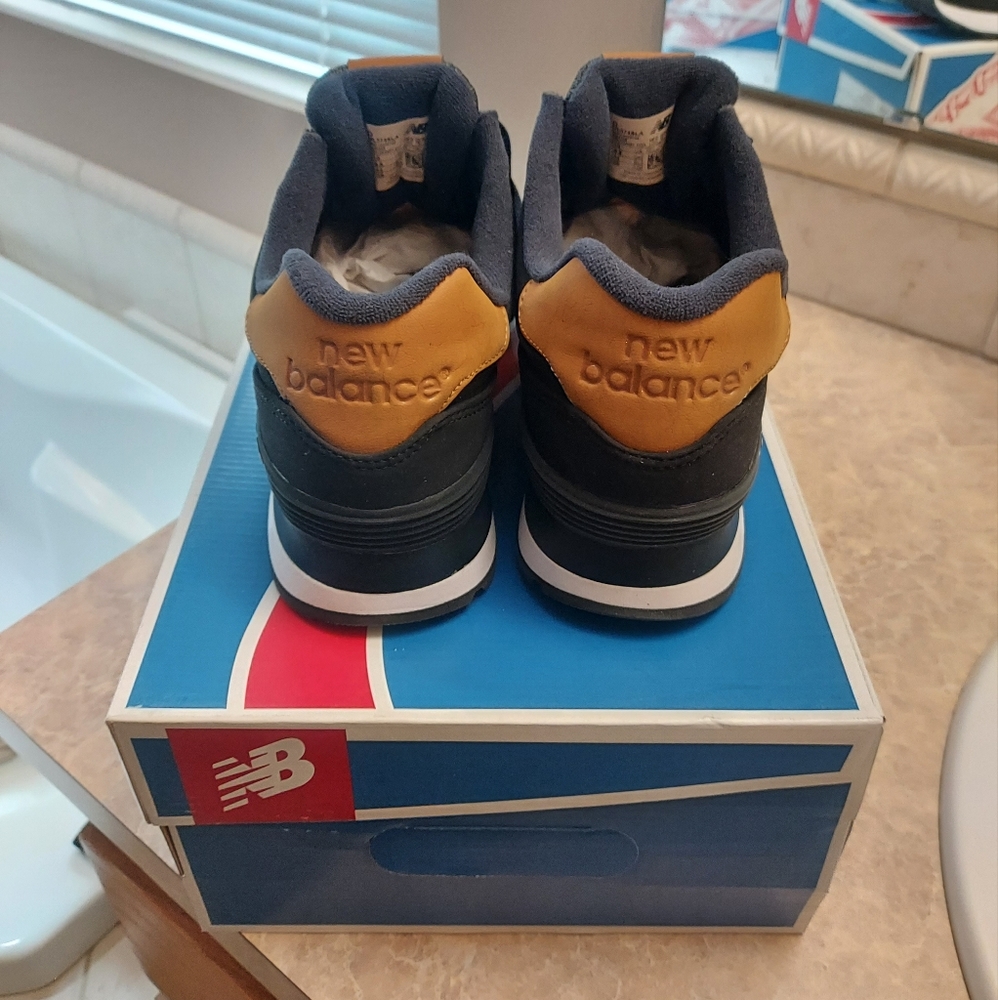 New Balance ML574SLA Size 9 - Picture 3 of 7